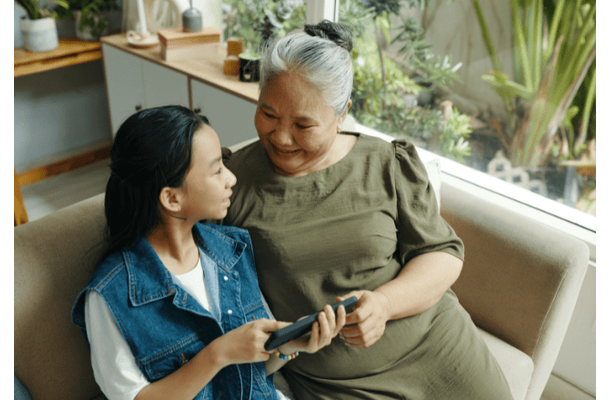 90歳のばぁばと遊ぶ孫娘 おままごとが終わると手を差し伸べ⇒まさかの行動に「これが本当の幸せ」