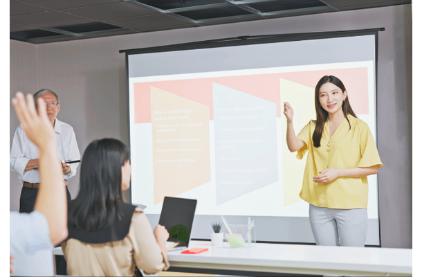 人前で話すと声が震える社会人 6ヶ月後…上司の評価「分かりやすい」「説得力がある」