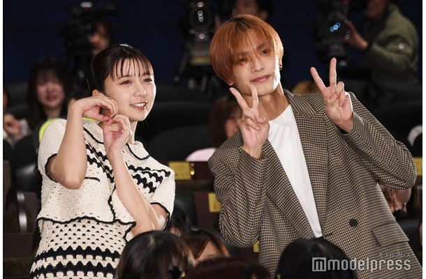 生年月日が同じ2000年2月28日なので、228ポーズを決める上白石萌歌＆高橋恭平（Ｃ）モデルプレス