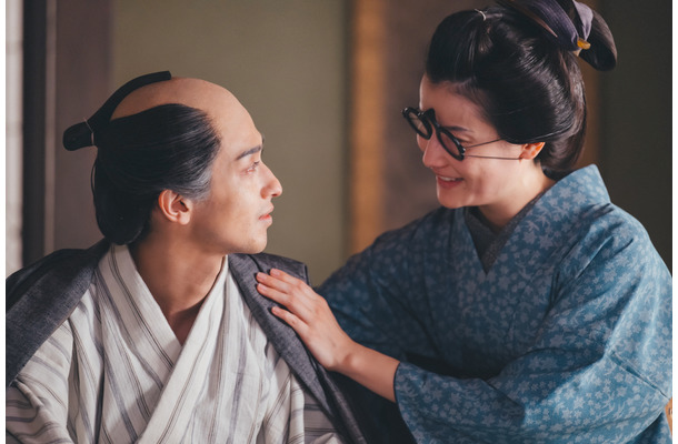 「拍子木、聞こえねぇんだけど」48歳で散った江戸のメディア王・蔦屋重三郎。それぞれの「天罰」「救済」そして瀬川のその後。“べらぼう”最終回が描いた「夢噺」とは【NHK大河『べらぼう』第48回】