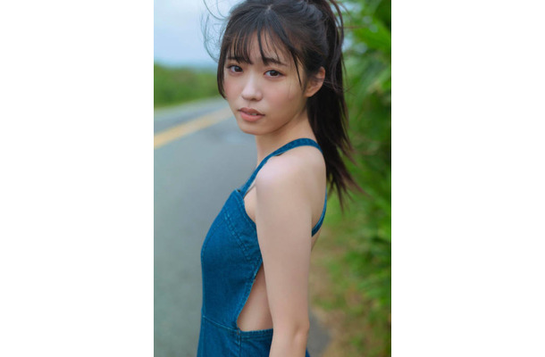 僕が見たかった青空・金澤亜美、オーバーオールから美背中がチラリ!台湾を舞台に素の魅力が光る