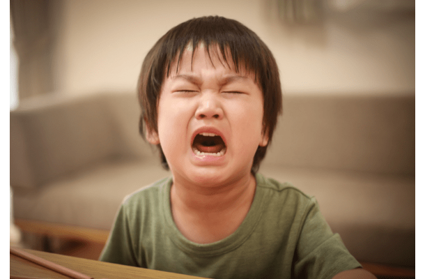 おもちゃを壊されて泣く７歳の孫　すると、祖父が照明を消して…⇒「不器用ながらも一生懸命」