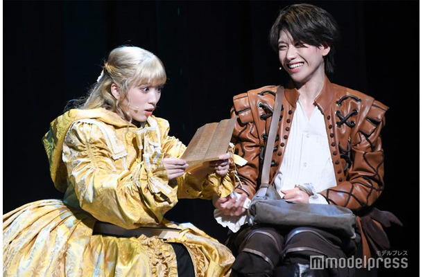 矢吹奈子、大東立樹（C）モデルプレス