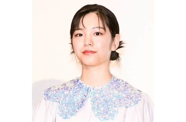 當真あみ、透明感あふれるカレンダーオフSHOTに絶賛の声「可愛いにも程がある」「とても綺麗」