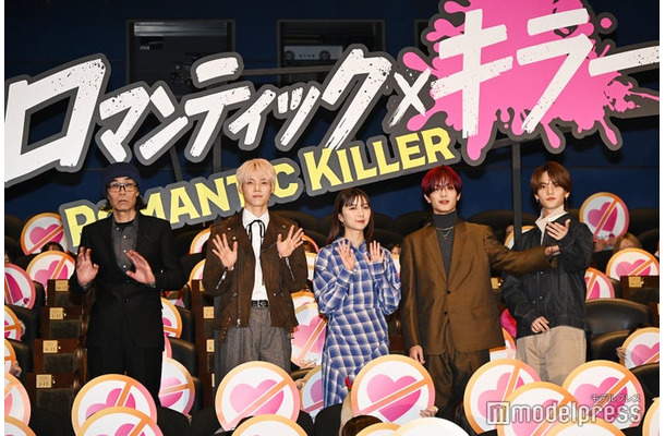 （左から）英勉監督、木村柾哉、上白石萌歌、ひとり“聖ポーズ”をとろうとする中島颯太を制する高橋恭平（C）モデルプレス