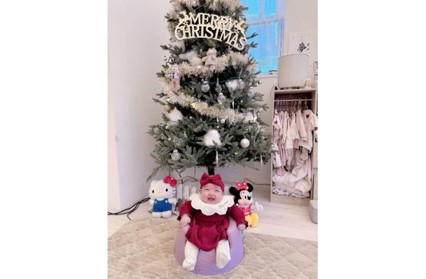 「可愛い」辻希美、生後4ヶ月次女がクリスマス風におめかしした姿にメロメロ「写真撮影しました」