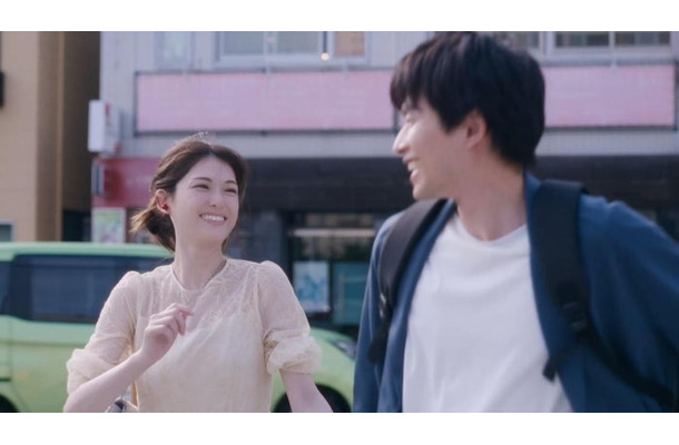 松村沙友理、白洲迅「今日もふたり、スキップで」（C）NTT DOCOMO, INC