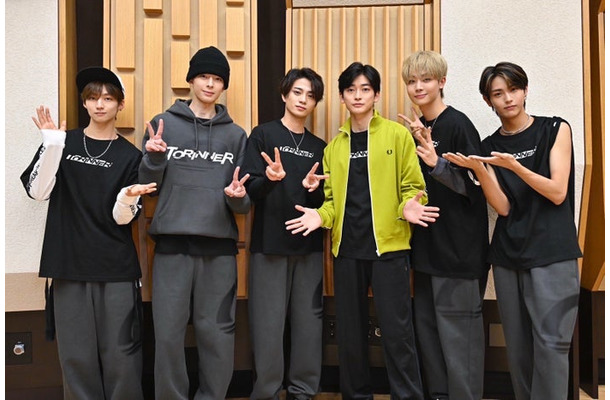 （右から3番目）高橋文哉、TORINNERメンバー（C）TBS