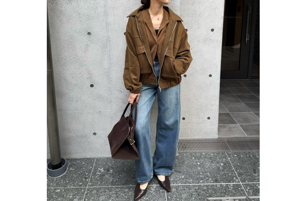 ブラウンのレザー調アウターでつくる旬顔。大人のデニムカジュアルを格上げするには 【40代の毎日コーデ】