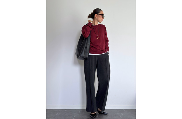 全身【ユニクロ】。おしゃれ色ニット×ワイドパンツをバランスよく彩るレイヤードテクとは【40代の毎日コーデ】