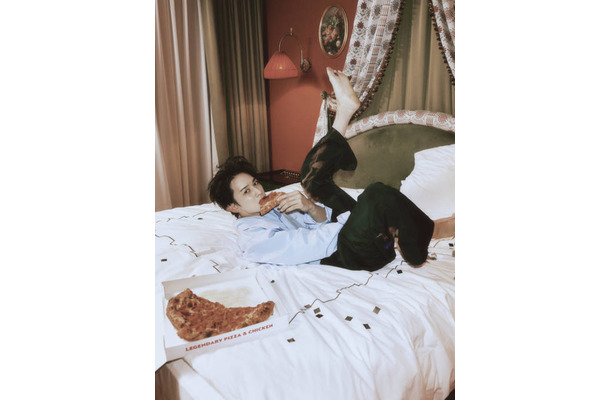 町田啓太、遊び心あふれる寝転びSHOTにドキッ!活動15周年のアニバーサリーフォトブック発売決定