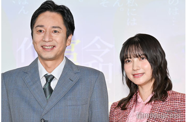 「令和に官能小説作ってます」合同取材会に出席した徳井義実、桃月なしこ（C）モデルプレス