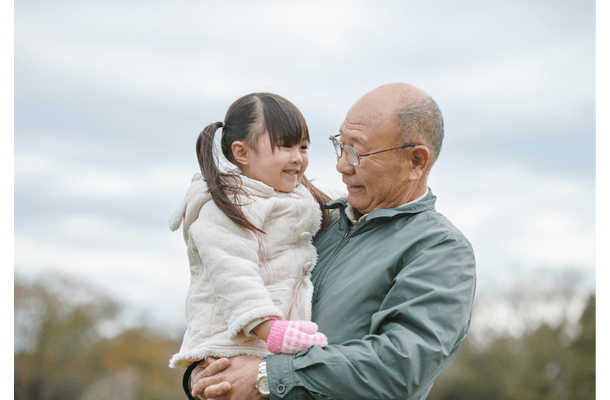 年1回だけ交流する祖父と孫 孫が祖父の薄い髪を触りドキッ!? 予想外の反応に「嬉しかった」