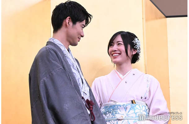 見つめ合うようリクエストされた辻本達規、松井珠理奈（C）モデルプレス