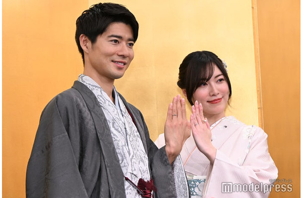 結婚会見に登場した辻本達規、松井珠理奈（C）モデルプレス