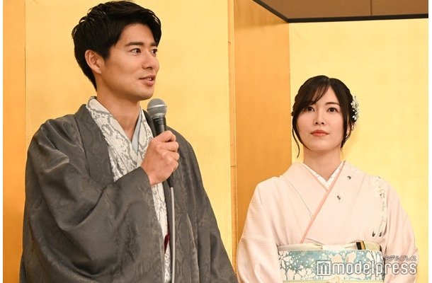 結婚会見に登場した辻本達規、松井珠理奈（C）モデルプレス