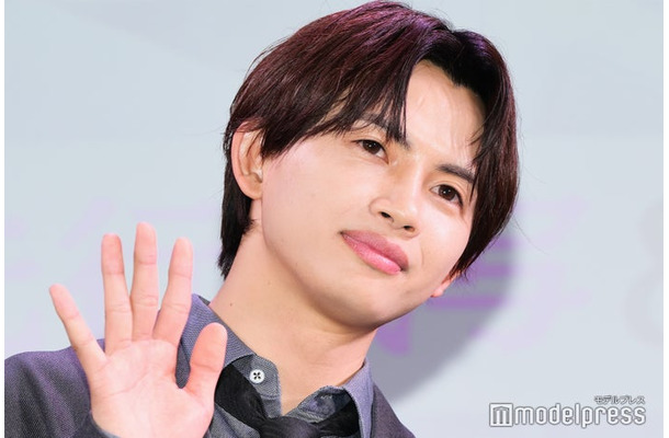 コンビニで大人買いした草川直弥（C）モデルプレス