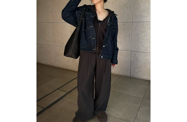 デニムシャツの着こなしが進化！トレンドのブラウンをメインにした大人レイヤード 【40代の毎日コーデ】