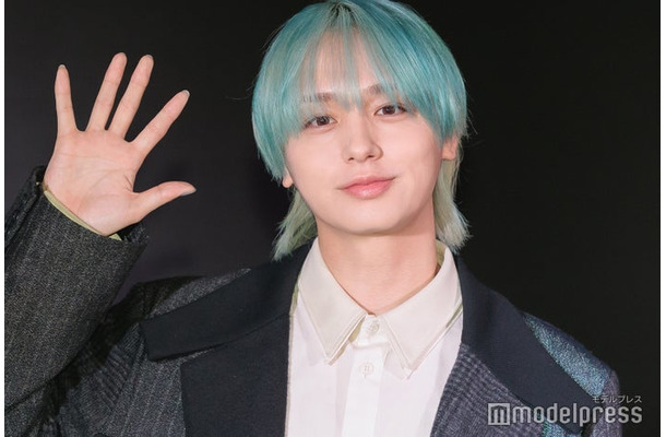 青髪を披露した伊野尾慧（C）モデルプレス