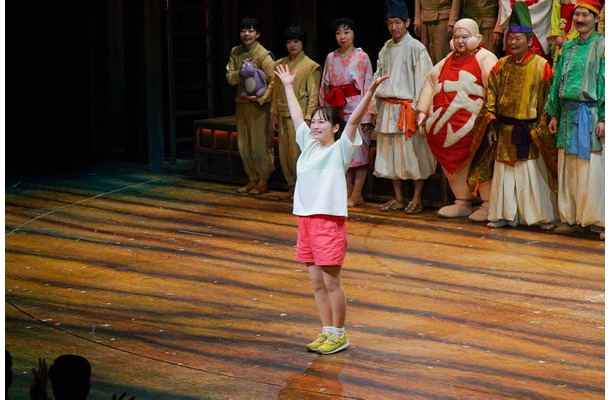 川栄李奈/舞台「千と千尋の神隠し」ソウル公演カーテンコールより(提供写真)