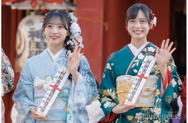 「AKB48 二十歳のつどい 2026」に出席した秋山由奈、新井彩永（C）モデルプレス