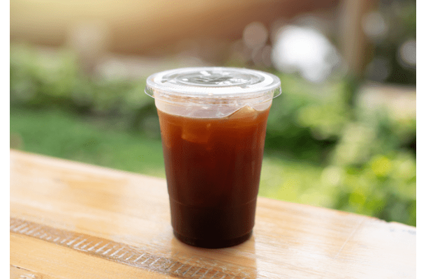 海外のカフェで…アイスコーヒーを注文すると…次の瞬間、まさかの提供方法に「え、自分で入れるの」