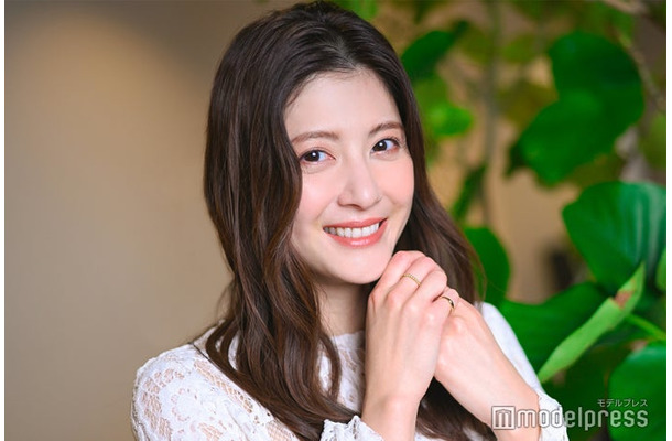 モデルプレスのインタビューに応じた佐藤ありさ(C)モデルプレス