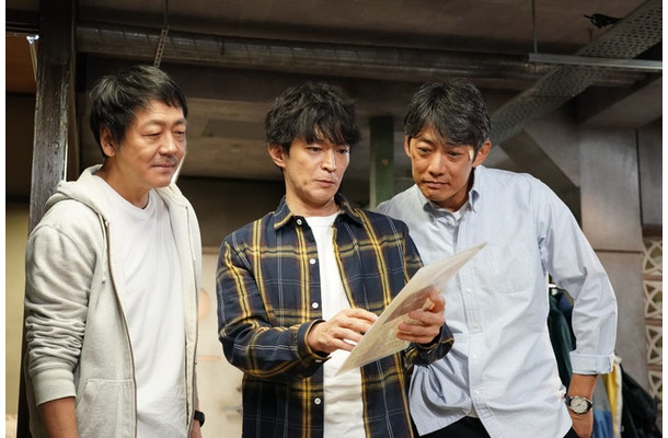 大森南朋、津田健次郎、反町隆史「ラムネモンキー」第1話(C)フジテレビ