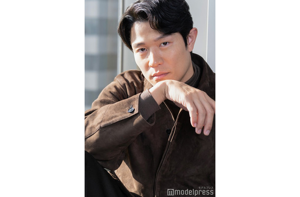 モデルプレスのインタビューに応じた鈴木亮平（C）モデルプレス