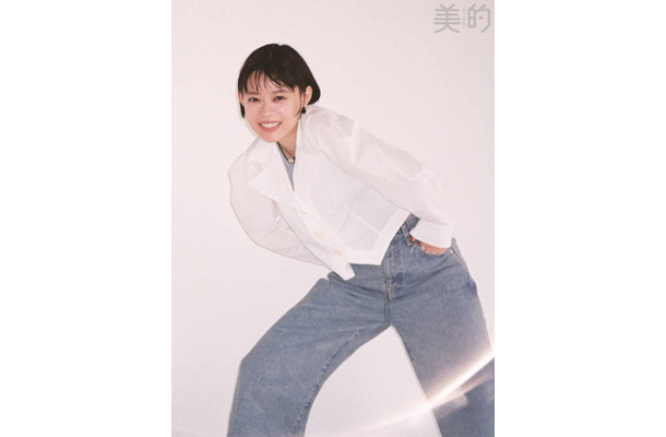 杉咲花、キュートな笑顔&ハッピーオーラ全開のお茶目SHOT披露!“表現者”としての胸中にも迫る