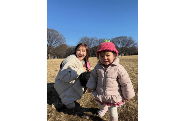 第2子妊娠中の西野未姫、“いちごコーデ”な1歳娘とのお散歩SHOTに反響「癒される」「な～んて可愛いの」