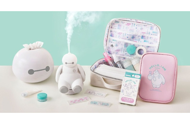 ティッシュケース　3,400円/ USB加湿器 ライト機能付き　4,500円/ 絆創膏　400円/ バニティポーチ　4,200円/ ポーチ　2,500円© Disney