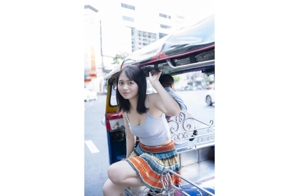 蓬莱舞、美谷間チラリの肌見せSHOTにドキッ！タイを舞台に抜群スタイルで魅せる