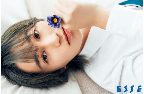 橋本涼「ESSE」3月号「男と花」(画像提供:扶桑社)