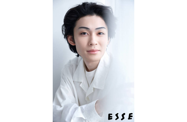 歌舞伎俳優・市川染五郎、凛とした容姿が際立つホワイト衣装SHOT！日々の暮らしにも迫る