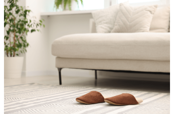 休日の朝…ソファの上にスリッパが2つ！？そっと並べた“意外な犯人”にほっこり