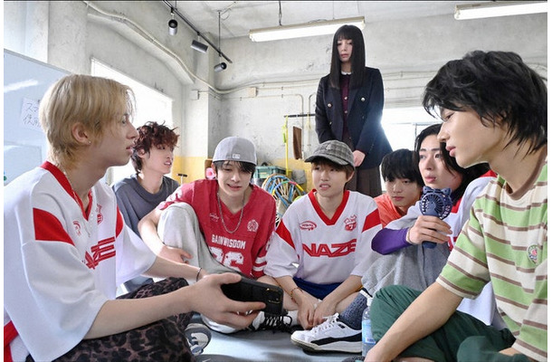 NAZE（ユンギ、キムゴン、ターン、アト、ドヒョク、カイセイ、ユウヤ）池田エライザ「DREAM STAGE」第2話（C）TBS