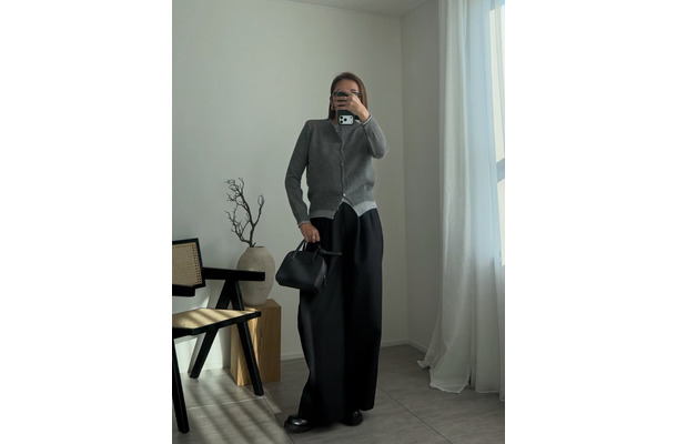 グレー×ブラックの定番配色がぐっと垢抜ける。ワイドパンツ×コンパクトトップスでつくる、シルエットのメリハリ着こなし術【40代の毎日コーデ】