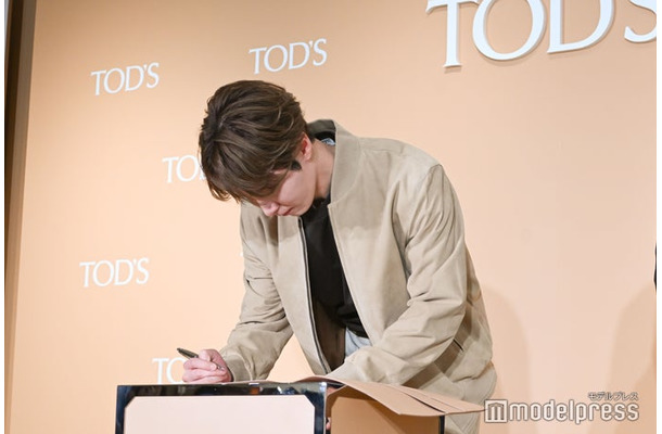 「トッズ」アンバサダー任命書にサインする渡辺翔太（C）モデルプレス