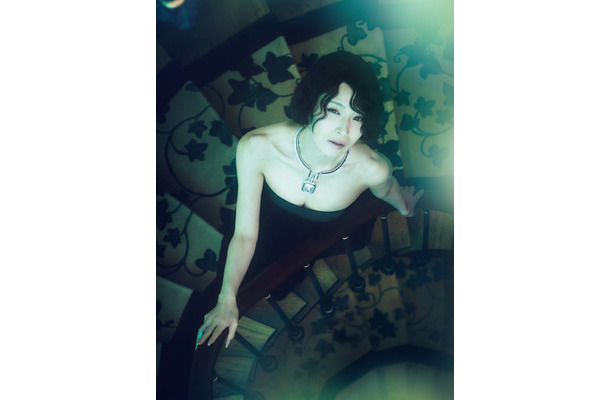 椎名林檎、美デコルテ際立つハイジュエリーSHOT!艶やかさ&女神のような気高さで魅せる