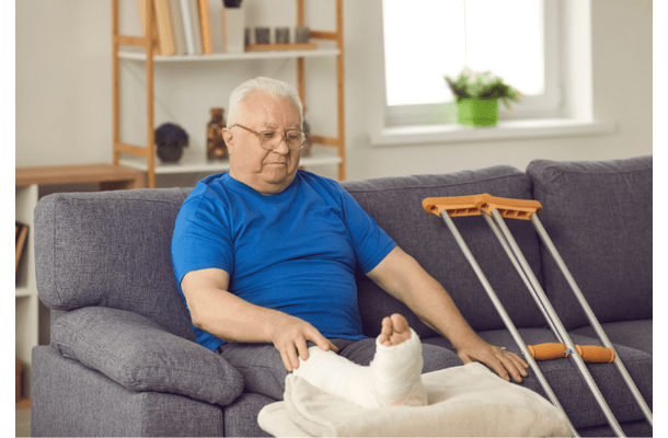 仕事で骨折した祖父…孫の一言「じいじ、痛いんだよね」に涙→孫が取った行動に「大喜び」