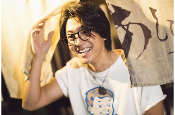 伊藤健太郎、少年のような屈託のない笑顔にドキッ!沖縄を舞台に素の表情が満載