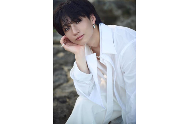 注目の若手俳優・志賀李玖、スタイリッシュな白シャツSHOT披露！初の写真集は魅力あふれる1冊に