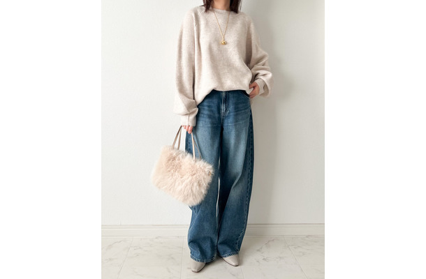 デニム×ベージュニット。シンプルな組み合わせを洗練見せする着こなしテクとは【40代の毎日コーデ】