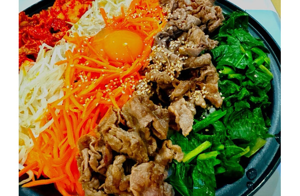 渡辺美奈代、ホットプレートで簡単!彩り豊かな野菜たっぷり夕飯に反響「美味しそう」「素敵」