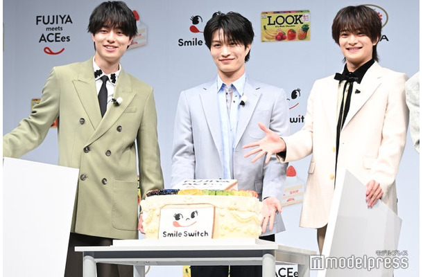大きなケーキに思わず“びっくり顔”を見せた作間龍斗、那須雄登、浮所飛貴（C）モデルプレス