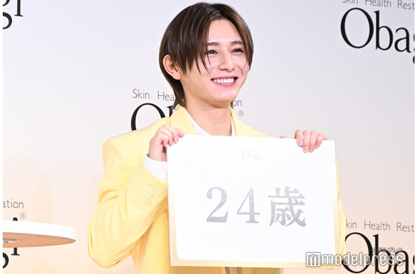 肌年齢診断「24歳」と結果が出て思わず笑みがこぼれる山田涼介（C）モデルプレス