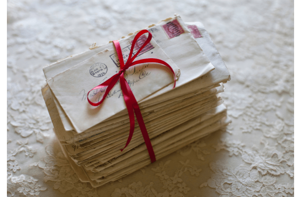 入院している80代の祖母　実家を片付けていると…⇒額縁から手紙を発見！？「ほっこり」