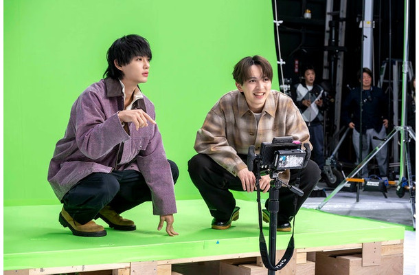 佐野勇斗、吉田仁人「ホットペッパーグルメ」新WebCM「便利」篇「おトク」篇メイキング（提供写真）