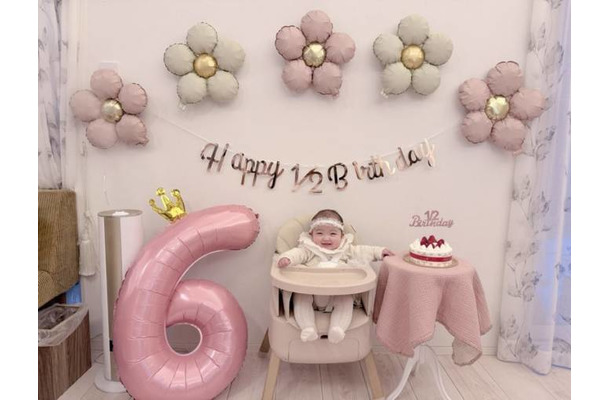 辻希美、次女のハーフバースデーを報告！キュートな姿にメロメロ「可愛すぎやしませんか！？」